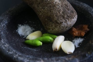 Geleneksel Endonezya mutfak aletini Layah adında bir taş blender şeklinde kapatın. Alet biber ve sarımsaktan yeşil samba yapmaktır.