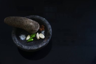 Geleneksel Endonezya mutfak aletini Layah, Ulegan ya da Cobek olarak adlandırılan bir taş blender şeklinde kapatın. Alet, biber ve sarımsaktan yeşil samba yapmaktır.