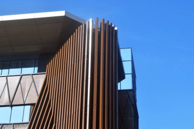 Simpang Lima, Semarang 'da kahverengi ahşap nüanslı bir alışveriş merkezi.