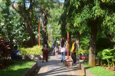 Semarang, Endonezya: 21 Mayıs 2023: Simpang Lima, Semarang şehrindeki açık park turistlerle dolu