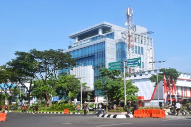 Semarang, Endonezya: 21 Mayıs 2023: Simpang Lima, Semarang kentindeki sağlık merkezi binasının manzarası