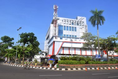 Semarang, Endonezya: 21 Mayıs 2023: Simpang Lima, Semarang kentindeki sağlık merkezi binasının manzarası