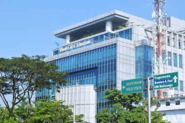 Semarang, Endonezya: 21 Mayıs 2023: Simpang Lima, Semarang kentindeki sağlık merkezi binasının manzarası