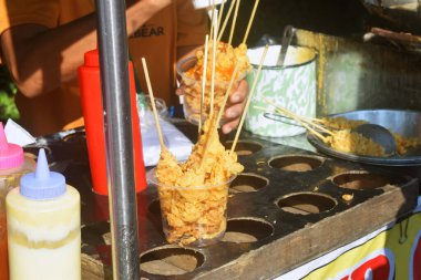 Semarang, Endonezya: 21 Mayıs 2023: Simpang Lima, Semarang şehrinin kesişiminde biri Çin böreği satıyor