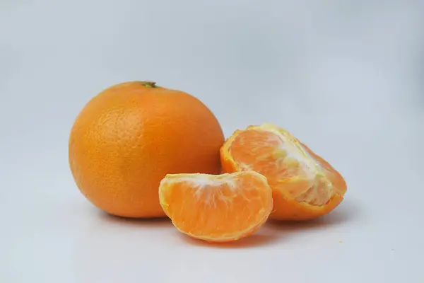 Some Oranges Very Fresh White Background Some Already Peeled Ready — Stock Photo, Image