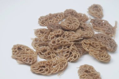 Bazı Endonezya çiğ küçük krakerleri beyaz arka planda, genellikle 