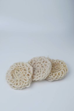 Bazı tipik Endonezya beyaz krakerleri beyaz arka planda genellikle 