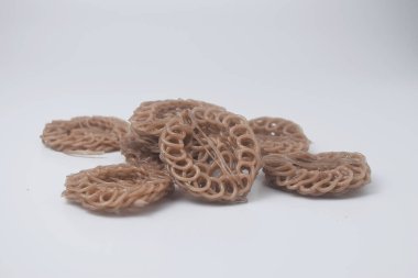 Bazı Endonezya çiğ küçük krakerleri beyaz arka planda, genellikle 