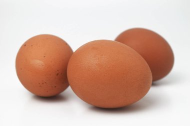 Bazı tavuk yumurtaları beyaz arka planda, izole edilmiş beyaz