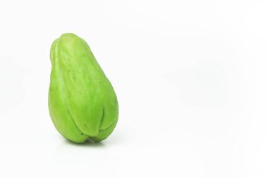 Beyaz arka planda taze bir Chayote, izole edilmiş beyaz.