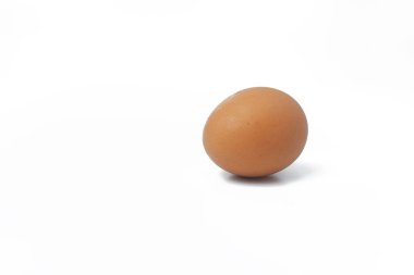 Beyaz arka planda yuvarlak tavuk yumurtası, izole edilmiş beyaz.