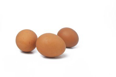 Bazı tavuk yumurtaları beyaz arka planda, izole edilmiş beyaz