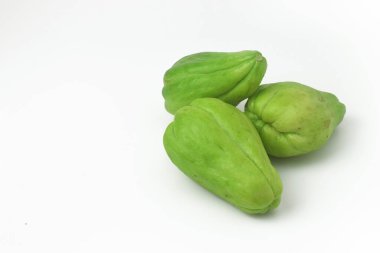 Beyaz arka planda üç taze Chayote var, izole edilmiş beyaz.