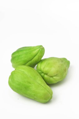 Beyaz arka planda üç taze Chayote var, izole edilmiş beyaz.