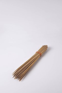 Endonezyalılar keçi satay, tavuk satay veya diğer satay, izole edilmiş beyaz keçi şişleri yapmak için sıklıkla bambu şiş kullanırlar.