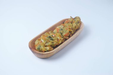 Endonezya 'da genellikle sebze ve buğday unundan oluşan bir ahşap tabakta kızartılmış yiyeceğe 