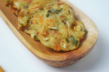 Çerçevenin kenarında bulunan buğday unu ve sebzelerin karışımı olan tipik bir Endonezya kızarmış 