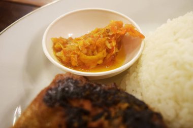 Çok baharatlı çiğ biber sosu ahşap bir masada Endonezya 'nın tipik bir türüdür.