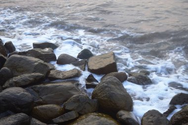 Endonezya 'nın Tegal kentlerinden biri olan sahil çevresindeki dalgaların vurduğu büyük kayalar genellikle 