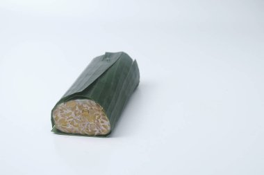 Soya tohumlarından ya da mayalanma yoluyla işlenen bazı diğer malzemelerden yapılmış çiğ bir besin. Muz yapraklarına sarılı bu çiğ gıdaya Endonezya dilinde 