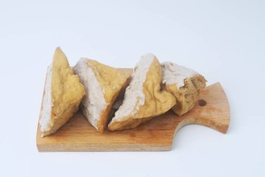 Et ve köfte hamuruna benzeyen nişasta hamuru ile doldurulmuş çiğ tofu köftesinden yapılmış Endonezya tofu köftelerini yakından çek. Sık sık 