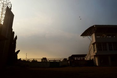 Brebes, Endonezya - 24 Haziran 2023: Brebes City, Endonezya 'daki futbol stadyumunun dışındaki atmosferin siluet fotoğrafı