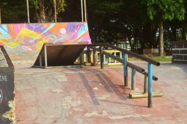 Brebes, Endonezya - 24 Haziran 2023: Brebes, Endonezya 'da grafiti ve meydan okumalarla dolu bir patenci mekanının önü