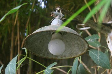 Klasik ve basit bahçe ışıkları evin etrafındaki kafe bahçesinde.