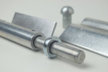 Yakın plan, Endonezya 'da beyaz arka planda yapılmış ateşe dayanıklı demir menteşe. İzole edilmiş Beyaz