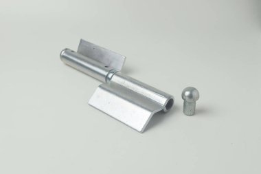 Beyaz arka planlı, ateşe dayanıklı, Endonezya yapımı demir menteşe. İzole edilmiş Beyaz