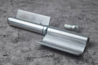 Endonezya 'da yapılmış ateşe dayanıklı demir menteşenin yakından çekilmiş fotoğrafı.