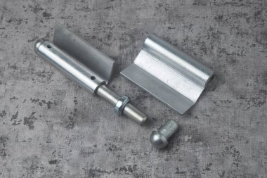 Endonezya 'da yapılmış ateşe dayanıklı demir menteşenin üstünde çekilmiş bir fotoğraf.