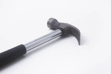 Yukarıdan görülen bir çekicin yakın çekimi. Çekiçler zanaatkarlar için araç olarak kullanılır. Çekiç izole edilmiş beyaz bir arka planda.
