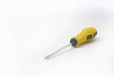 Sanatçılar tarafından sıklıkla kullanılan sarı bir tornavida izole edilmiş beyaz bir arka plandadır.