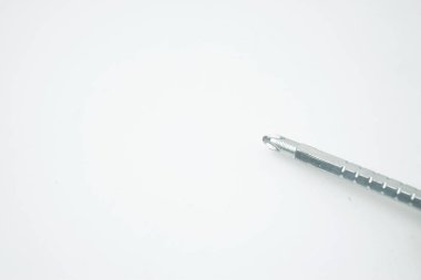 İzole edilmiş beyaz arka planda Amerikan bayrağının renkleriyle desenli bir tornavidanın yakın plan fotoğrafı.