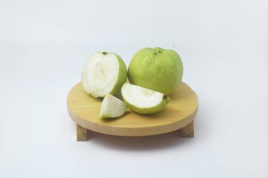 Meyve sepetindeki yeşil guava fotoğraflarının bazıları beyaz arka planda kesilmiş.