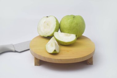 Meyve sepetindeki yeşil guava fotoğraflarının bazıları beyaz arka planda kesilmiş.