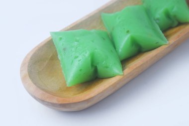Genellikle Kue Jentik Manis adı verilen tipik bir Endonezya atıştırmalığının yakın plan fotoğrafı. Çiğnenmiş ve tatlı bir dokuya sahip bir pazar atıştırmalığı. İzole edilmiş beyaz arkaplan