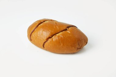 Beyaz bir masa üzerinde çizgili kahverengi ekmek