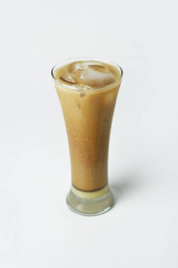 Beyaz izole edilmiş arka planda, buzlu çikolatalı kahve.