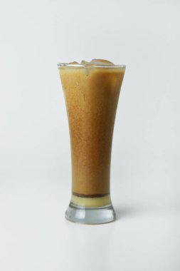 Beyaz izole edilmiş arka planda, buzlu çikolatalı kahve.