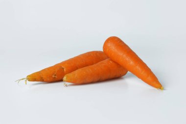 İzole edilmiş beyaz arka planda turuncu havuçlar