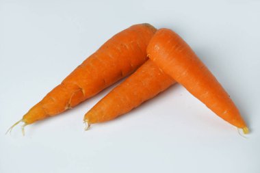 İzole edilmiş beyaz arka planda turuncu havuçlar