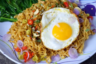 Kapalı çekimde yumurta ve çimento kaplı bir tabakta karışık sebzeli kızarmış şehriye fotoğrafı.