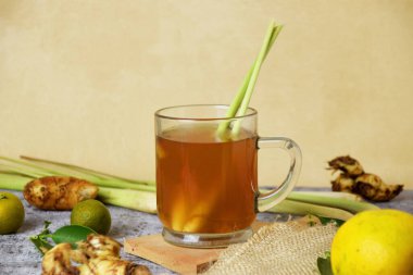 Sağlıklı sıcak zencefil ve limon balı cam bir fincanda çimento var.