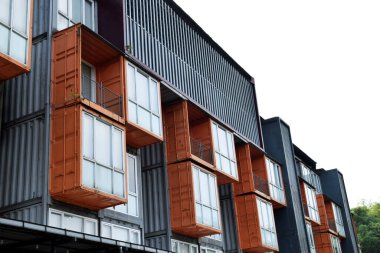 Endüstriyel temalı konteyner otel binası gökyüzü arka planına sahip Batu, Malang şehrindedir.