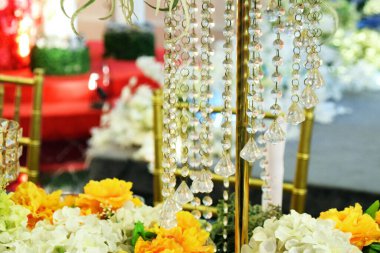 Yemek masasının üzerindeki mücevher şekilli dekorasyon çok lüks ve güzel görünüyor.