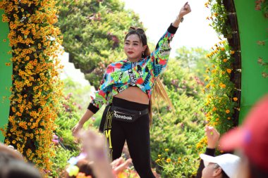 Malang, Endonezya - 23 Mayıs 2024: Endonezyalı bir kadın, Batu, Malang, Endonezya 'da yer alan 