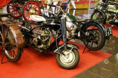 Batu, Endonezya - 23 Mayıs 2024: Endonezya 'nın Batu kentindeki Angkut müzesinde serin ve klasik bir motosiklet