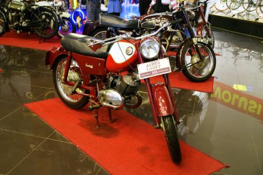 Batu, Endonezya - 23 Mayıs 2024: James Cadet klasik motosikleti 1963 yılında yapılmış Angkut Müzesi, Endonezya